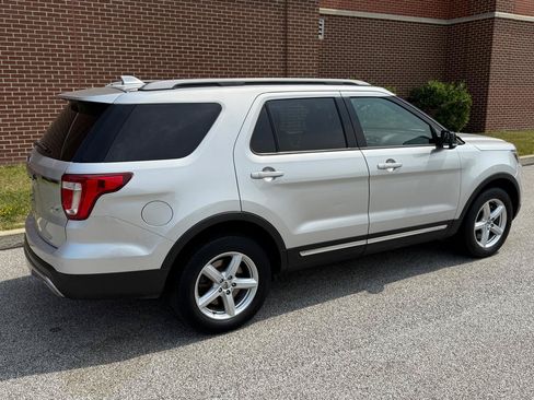 Used 2017 Ford Explorer XLT w/ Equipment Group 202A AWD/4WD image 13