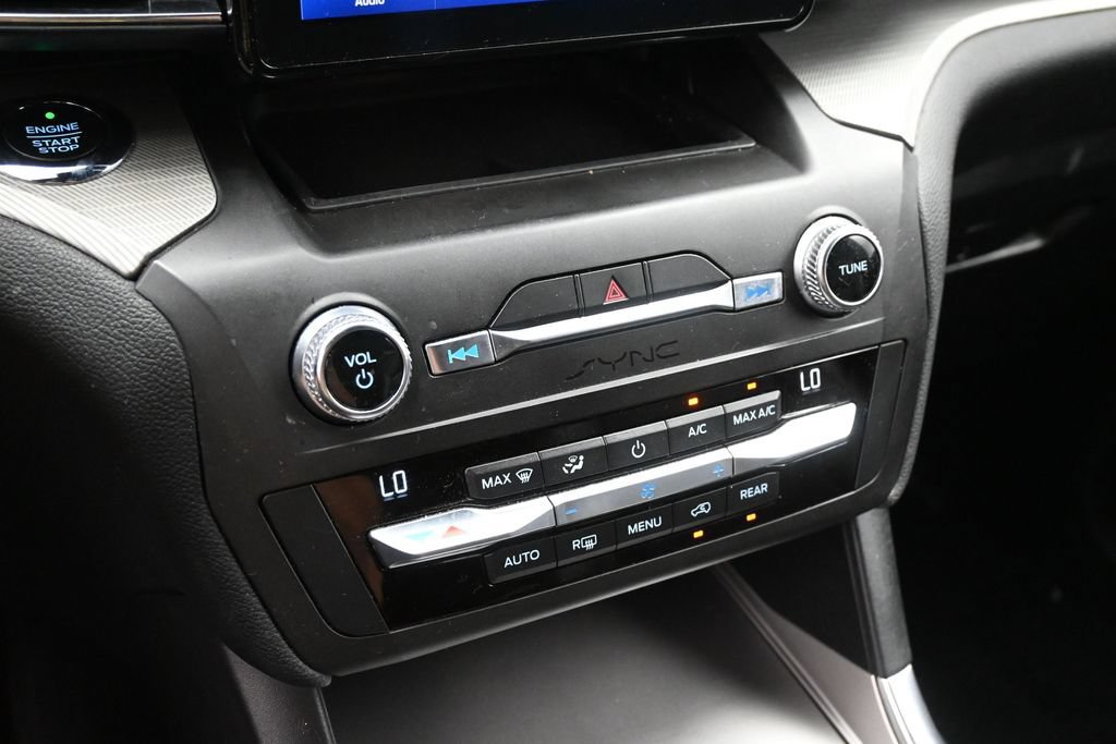 Used 2020 Ford Explorer XLT w/ Equipment Group 202A AWD/4WD image 17