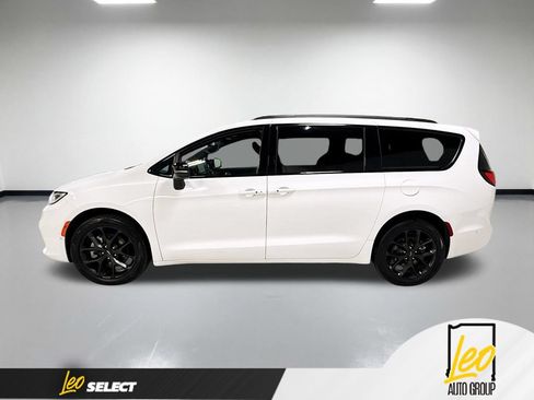 Used 2023 Chrysler Pacifica Limited w/ Uconnect Theater Family Group AWD/4WD image 11