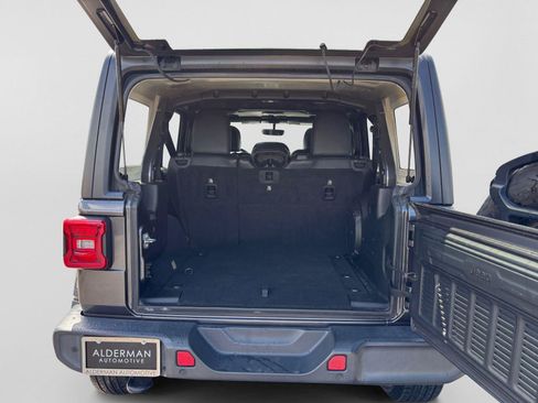 Used 2018 Jeep Wrangler Unlimited Sahara w/ Dual Top Group AWD/4WD image 19
