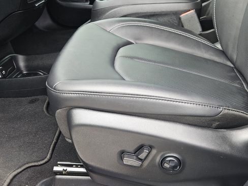 Used 2025 Chrysler Pacifica Select image 28