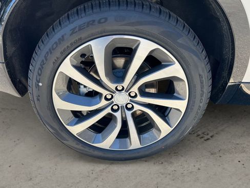 New 2025 Land Rover Discovery Sport Dynamic SE image 12