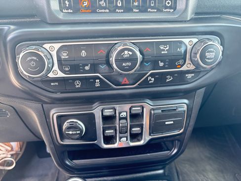 Certified 2020 Jeep Wrangler Unlimited Sahara AWD/4WD image 19