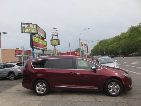 Used 2018 Chrysler Pacifica Limited w/ Advanced Safetytec Group FWD image 9