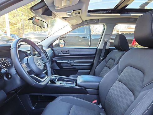 Used 2024 Nissan Pathfinder SV w/ SV Premium Package image 24