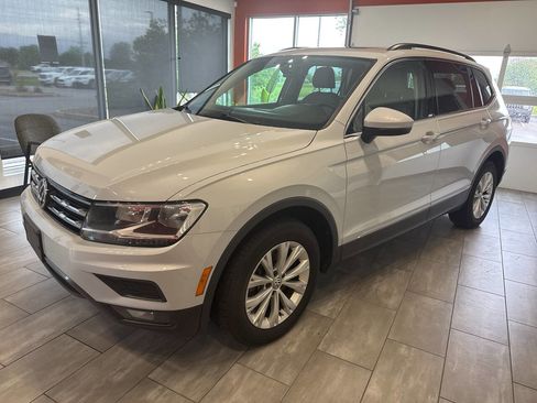 Used 2018 Volkswagen Tiguan SE w/ Panoramic Sunroof Package FWD image 3