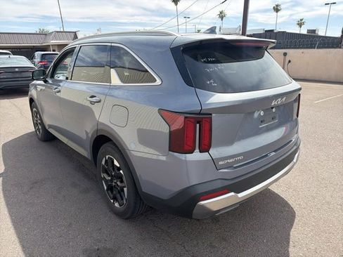 Used 2024 Kia Sorento S image 5