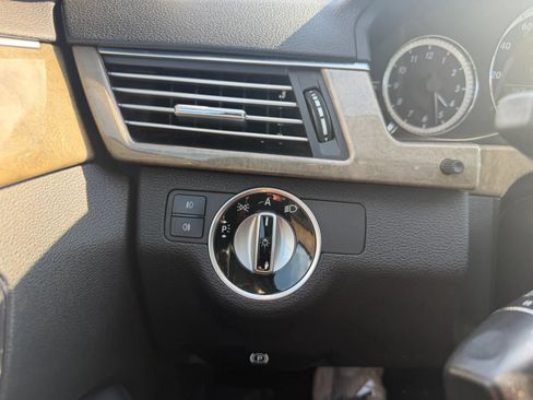 Used 2011 Mercedes-Benz E 550 4MATIC Sedan image 29