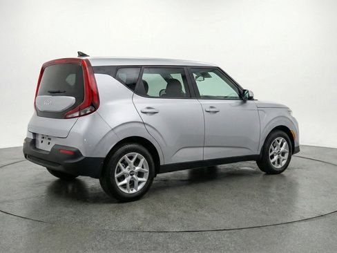 Used 2025 Kia Soul LX w/ LX Technology Package FWD image 9