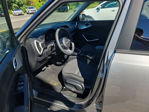 Certified 2025 Kia Soul LX w/ LX Technology Package FWD image 3