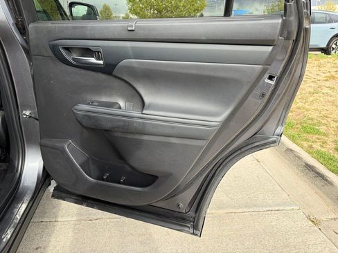 Used 2023 Toyota Highlander XLE image 17