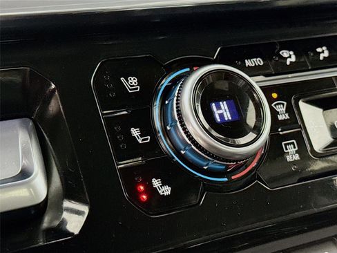 Used 2024 GMC Sierra 3500 Denali w/ Denali Reserve Package image 21