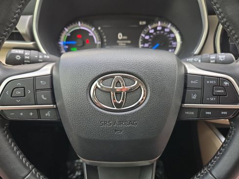 Used 2024 Toyota Highlander XLE AWD/4WD image 24