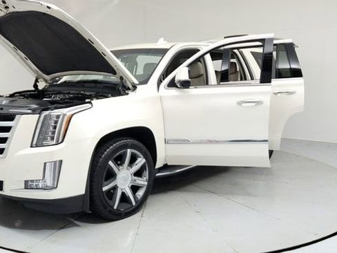 Used 2015 Cadillac Escalade Luxury image 9