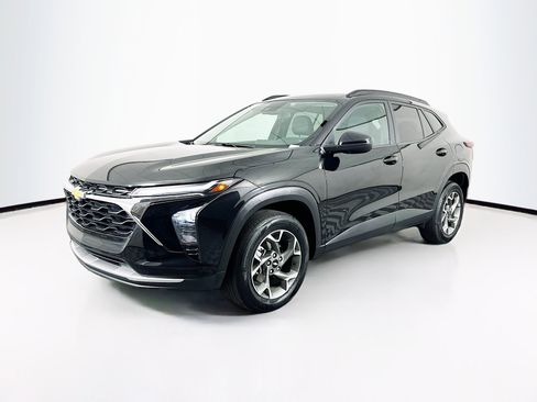Used 2025 Chevrolet Trax LT FWD image 3
