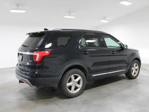 Used 2017 Ford Explorer XLT w/ Equipment Group 201A AWD/4WD image 9