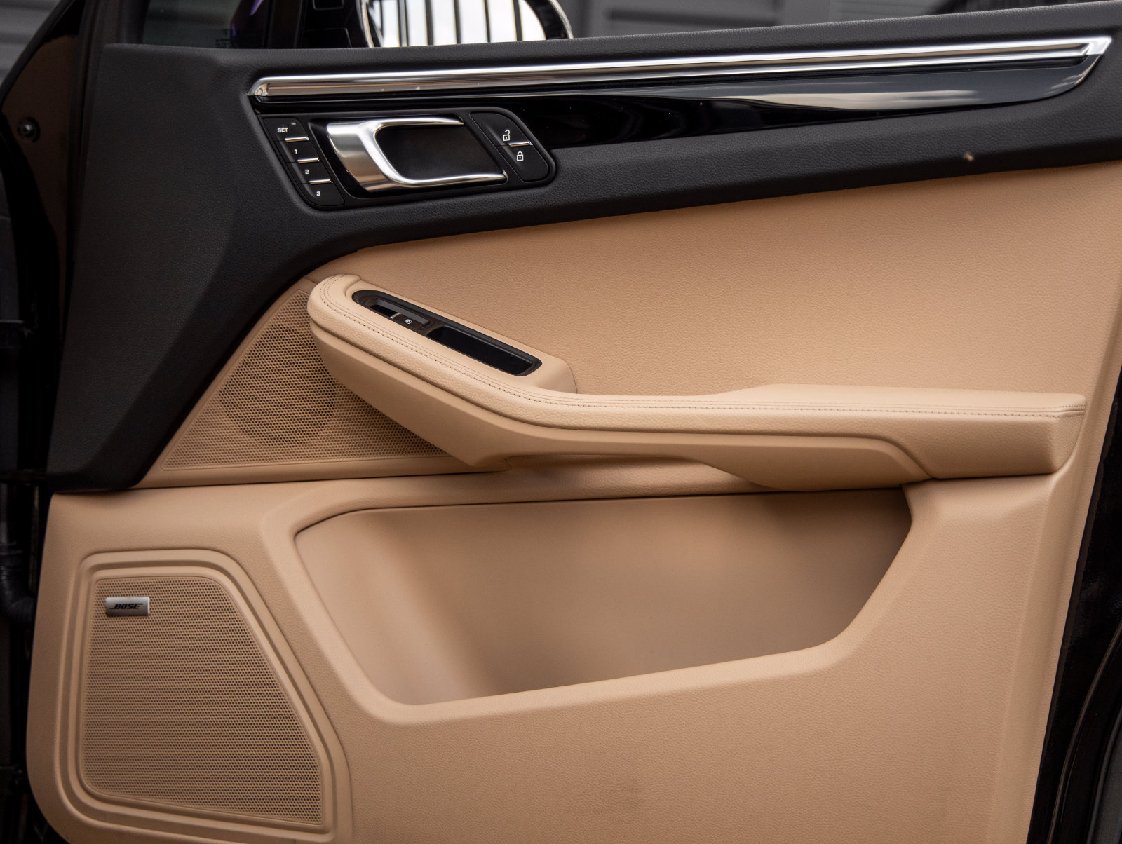 Certified 2024 Porsche Macan AWD/4WD image 42