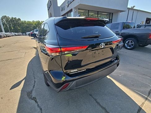 Used 2021 Toyota Highlander XLE AWD/4WD image 5