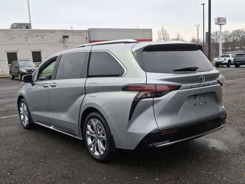 Certified 2024 Toyota Sienna Platinum image 23