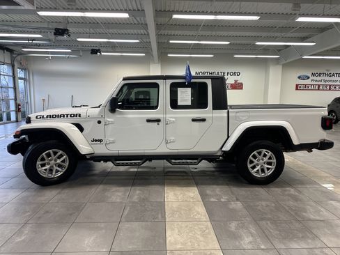 Used 2023 Jeep Gladiator Sport image 15