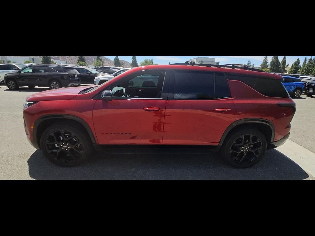 Used 2025 Chevrolet Traverse RS FWD image 3
