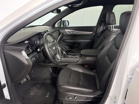 Certified 2025 Cadillac XT6 Luxury AWD/4WD image 6
