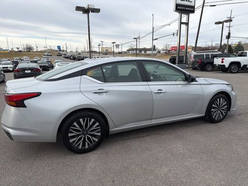 Used 2024 Nissan Altima 2.5 SV image 13