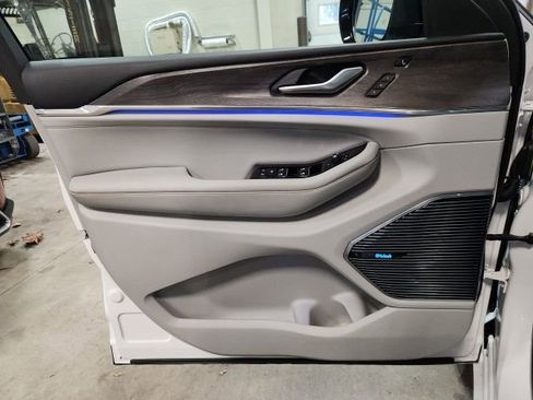 Used 2023 Jeep Grand Cherokee Overland w/ Luxury Tech Group IV image 28