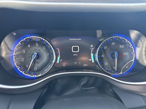 Used 2024 Chrysler Pacifica Touring-L image 18