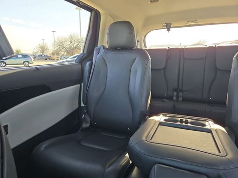 Certified 2023 Kia Carnival EX image 7