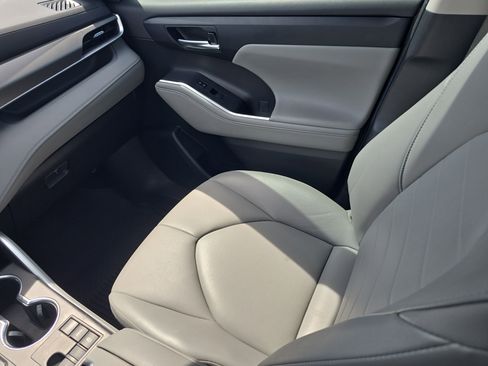 Used 2023 Toyota Highlander XLE image 16