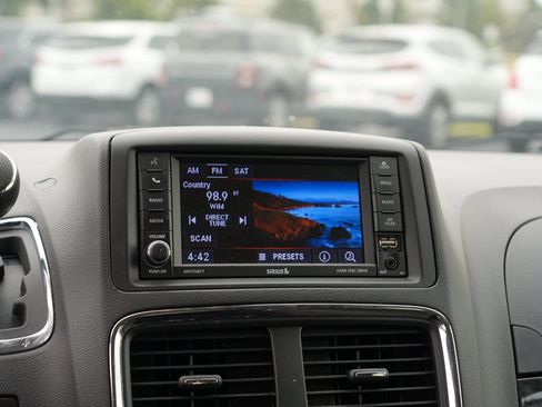 Used 2018 Dodge Grand Caravan SE w/ UConnect Hands-Free Group FWD image 21