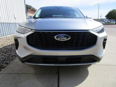 Used 2023 Ford Escape Active w/ Tech Pack #2 AWD/4WD image 2
