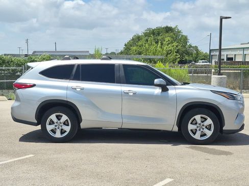 Used 2023 Toyota Highlander LE FWD image 6