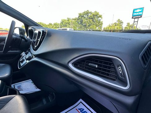 Used 2025 Chrysler Pacifica Select FWD image 12