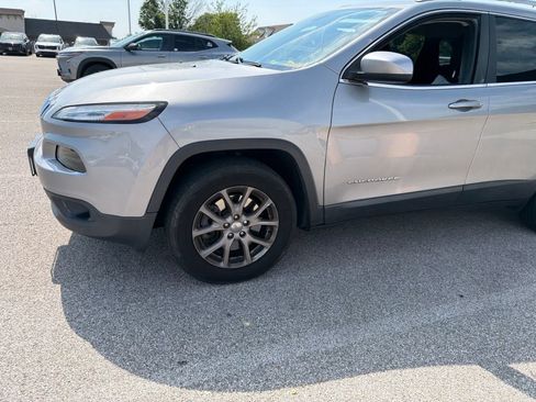 Used 2017 Jeep Cherokee Latitude w/ Cold Weather Group AWD/4WD image 2