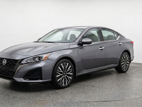 Used 2025 Nissan Altima 2.5 SV FWD image 3