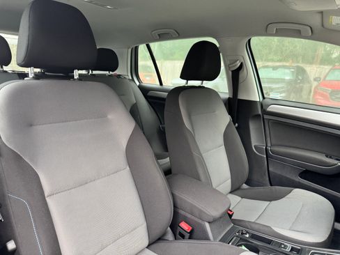 Used 2016 Volkswagen e-Golf SE w/ DC Fast Charging Package image 10
