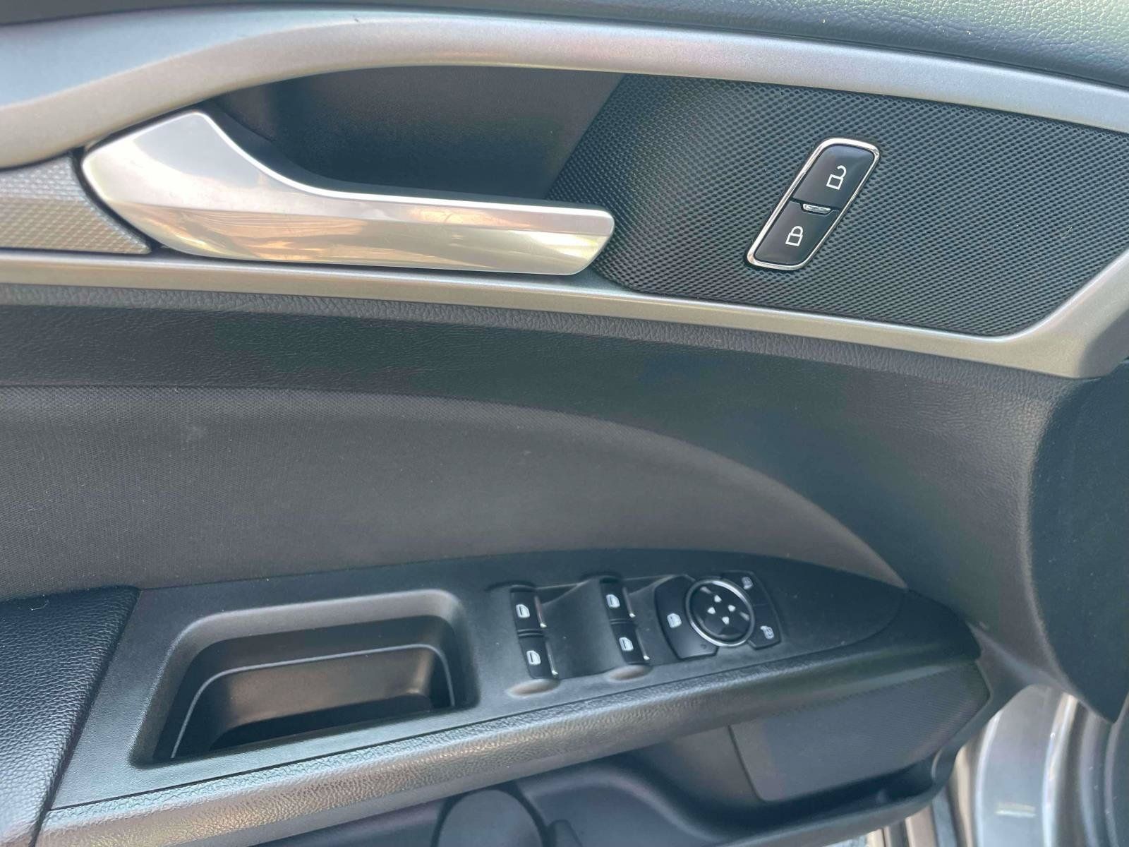 Used 2020 Ford Fusion SE FWD image 12