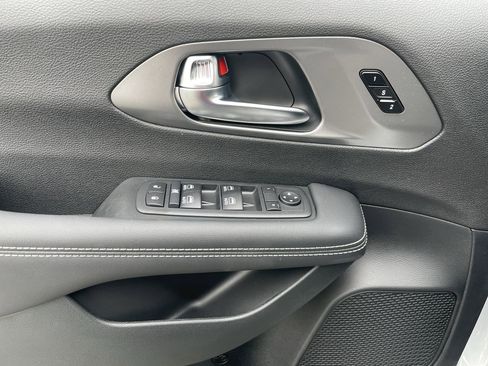 New 2026 Chrysler Pacifica Select image 13