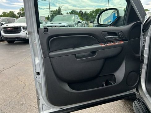 Used 2014 Chevrolet Suburban LT w/ Luxury Package AWD/4WD image 24