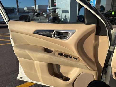 Used 2017 Nissan Pathfinder SV FWD image 8