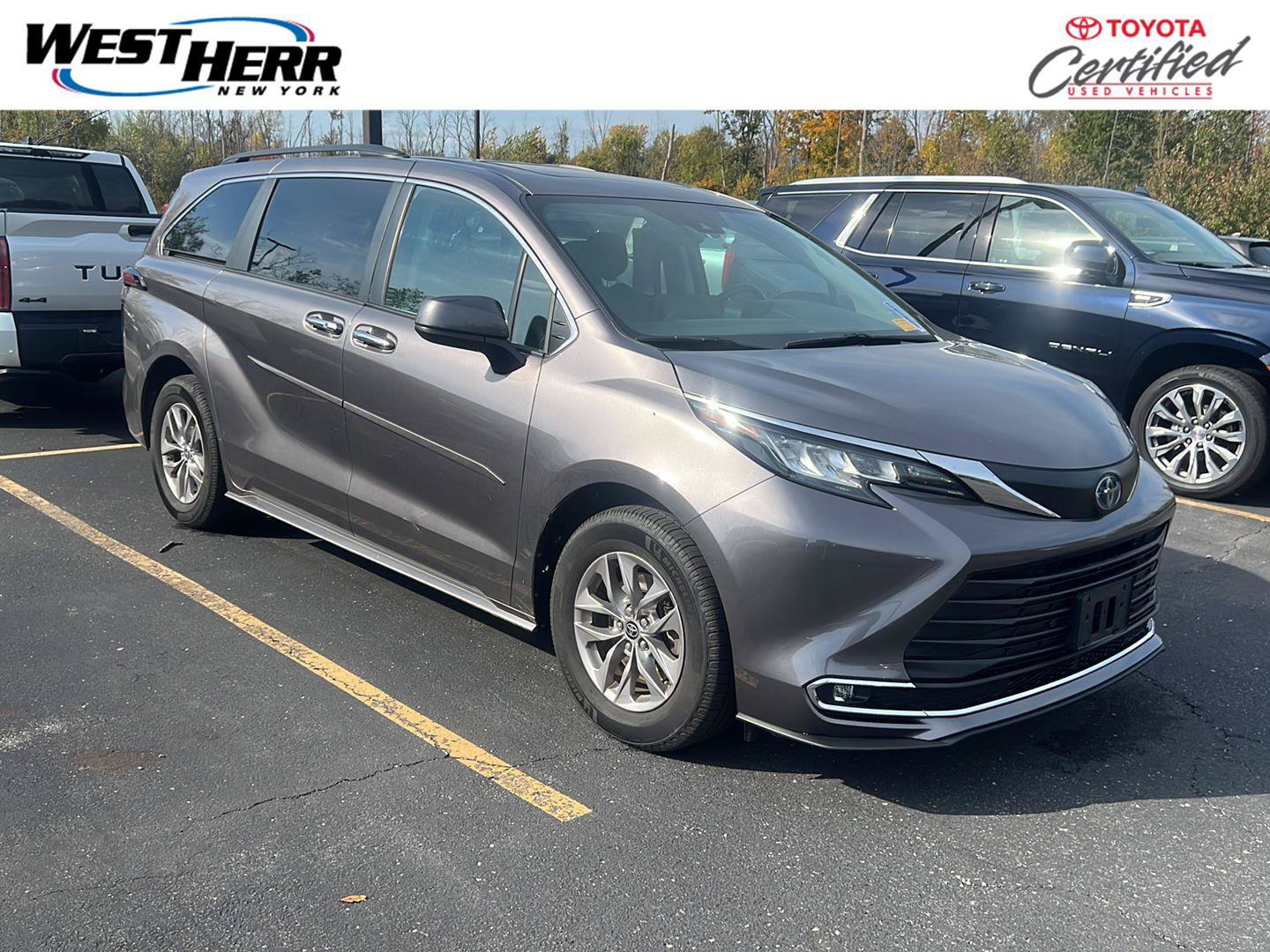 Used 2022 Toyota Sienna XLE AWD/4WD image 1