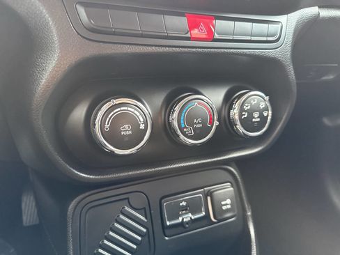 Used 2015 Jeep Renegade Latitude image 32