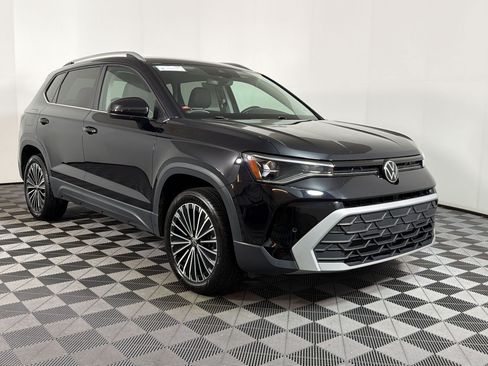 Used 2025 Volkswagen Taos SE FWD image 24