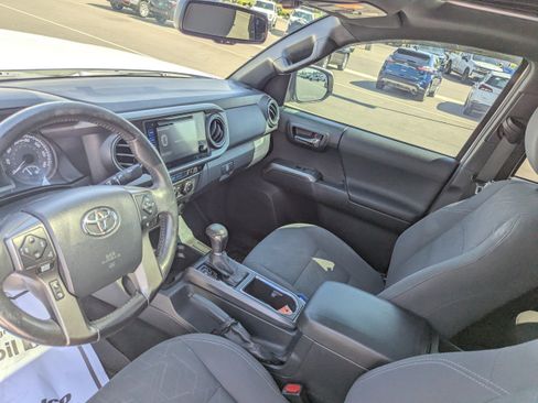 Used 2017 Toyota Tacoma TRD Off-Road AWD/4WD image 13