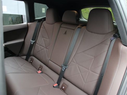 Used 2023 BMW iX xDrive50 w/ Sport Package AWD/4WD image 15