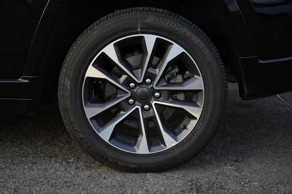 Used 2023 Jeep Grand Cherokee Overland w/ Advanced Protech Group III AWD/4WD image 12