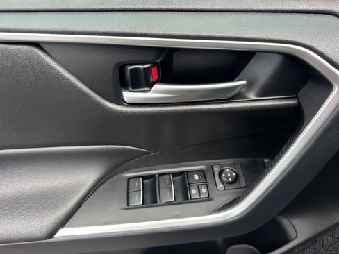 Used 2025 Toyota RAV4 XLE FWD image 10