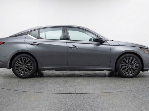 Used 2025 Nissan Altima 2.5 SV FWD image 11